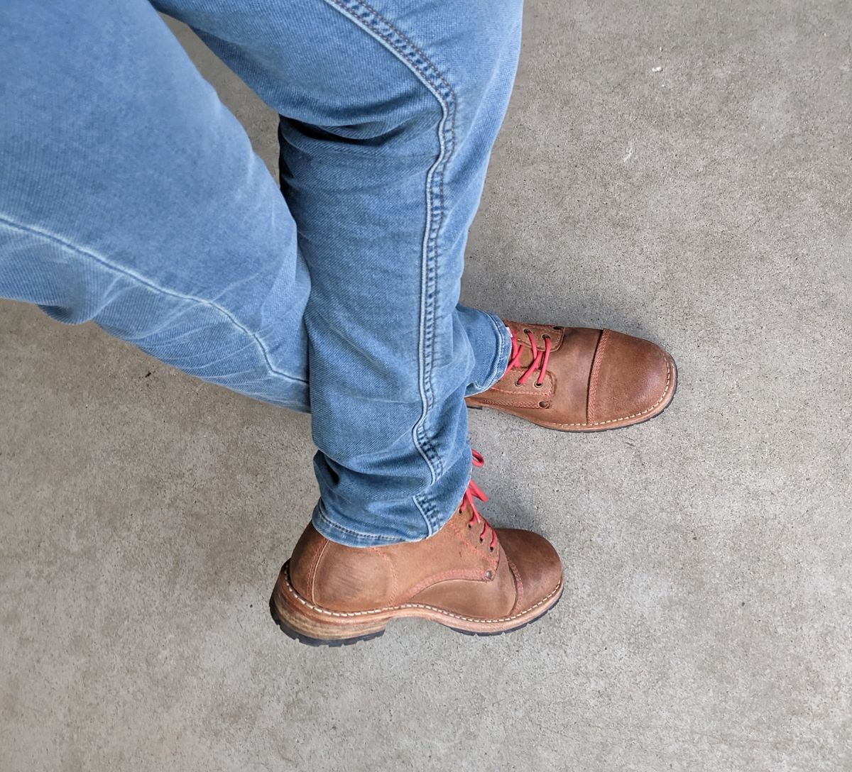 Photo by Rt on October 4, 2025 of the Urban Shepherd Country in Hand-buffed Portuguese top-grain Cowhide Leather, 2,2mm thick.