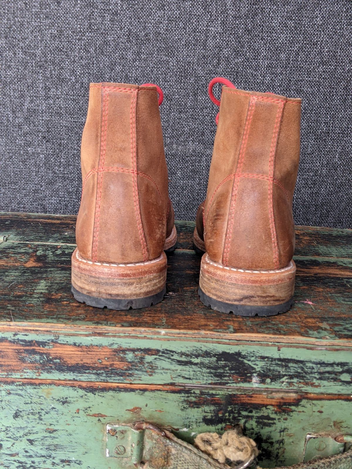 Photo by Rt on October 4, 2025 of the Urban Shepherd Country in Hand-buffed Portuguese top-grain Cowhide Leather, 2,2mm thick.