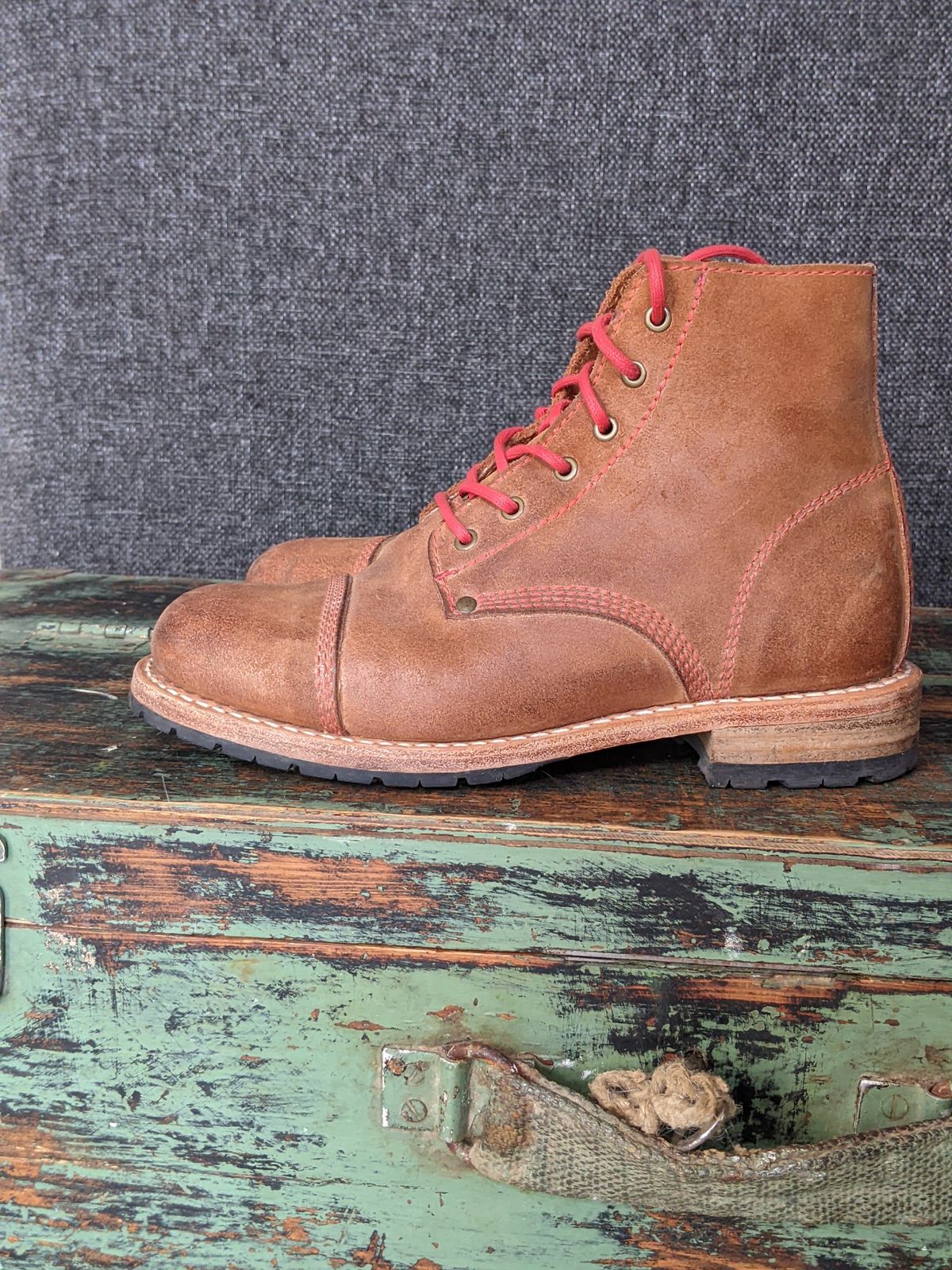 Photo by Rt on October 4, 2025 of the Urban Shepherd Country in Hand-buffed Portuguese top-grain Cowhide Leather, 2,2mm thick.