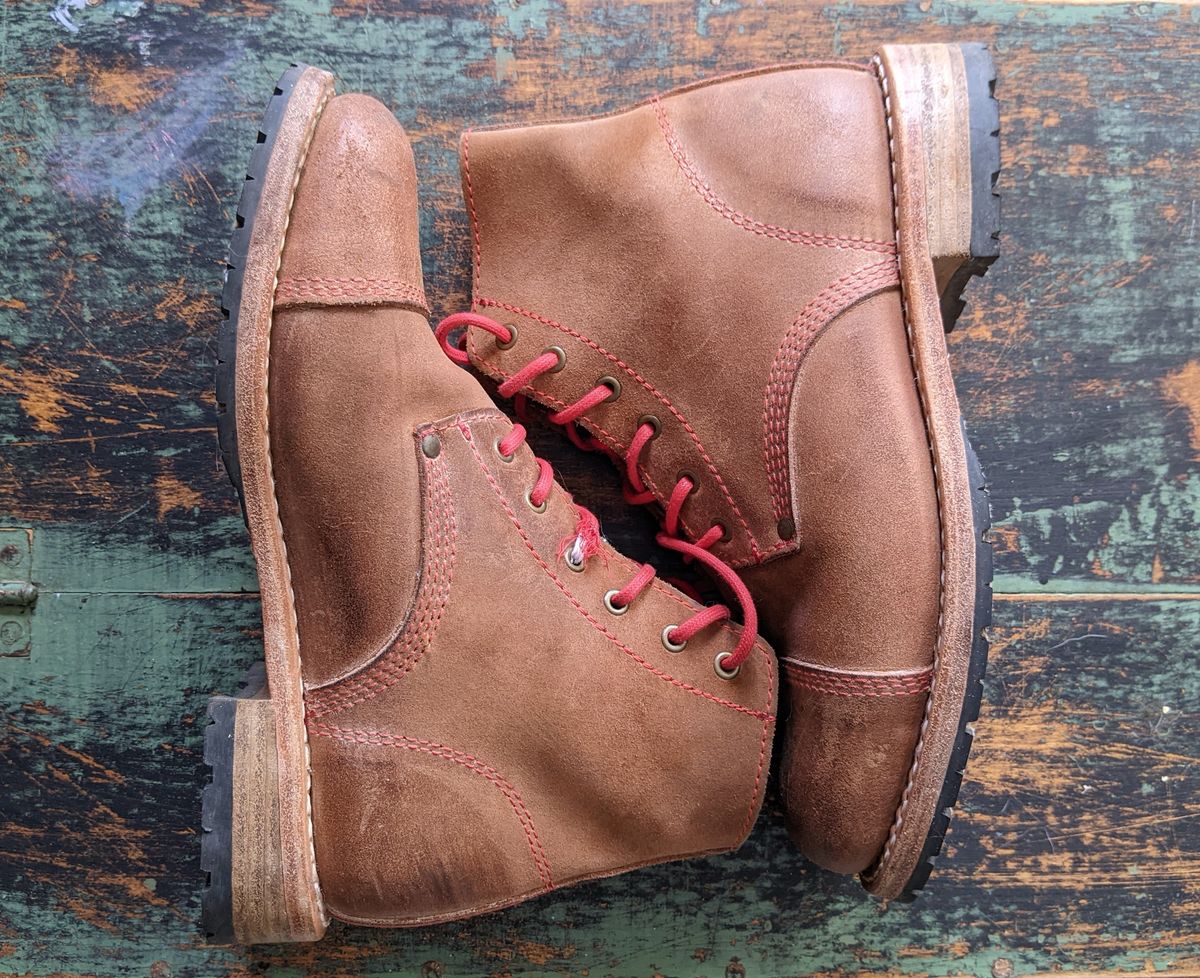 Photo by Rt on October 4, 2025 of the Urban Shepherd Country in Hand-buffed Portuguese top-grain Cowhide Leather, 2,2mm thick.