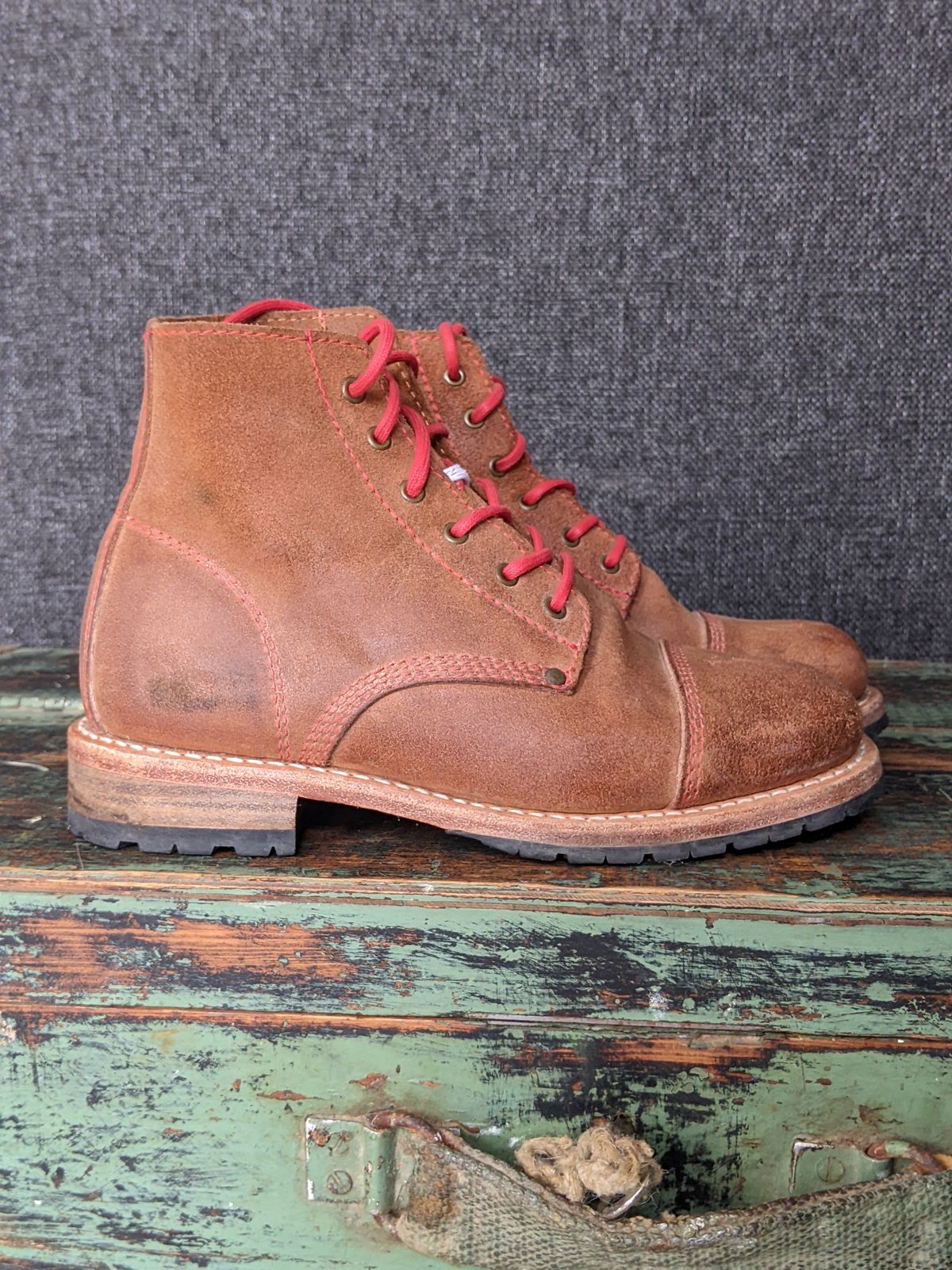 Photo by Rt on October 4, 2025 of the Urban Shepherd Country in Hand-buffed Portuguese top-grain Cowhide Leather, 2,2mm thick.