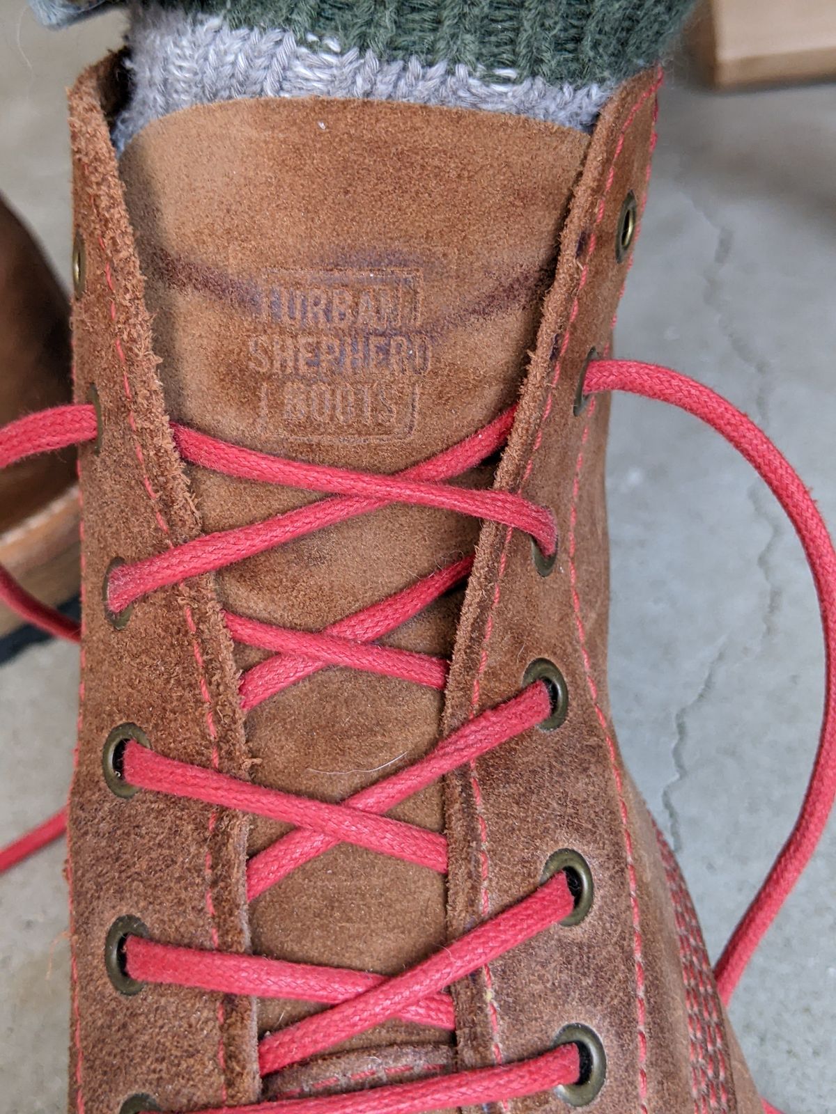 Photo by Rt on October 4, 2025 of the Urban Shepherd Country in Hand-buffed Portuguese top-grain Cowhide Leather, 2,2mm thick.