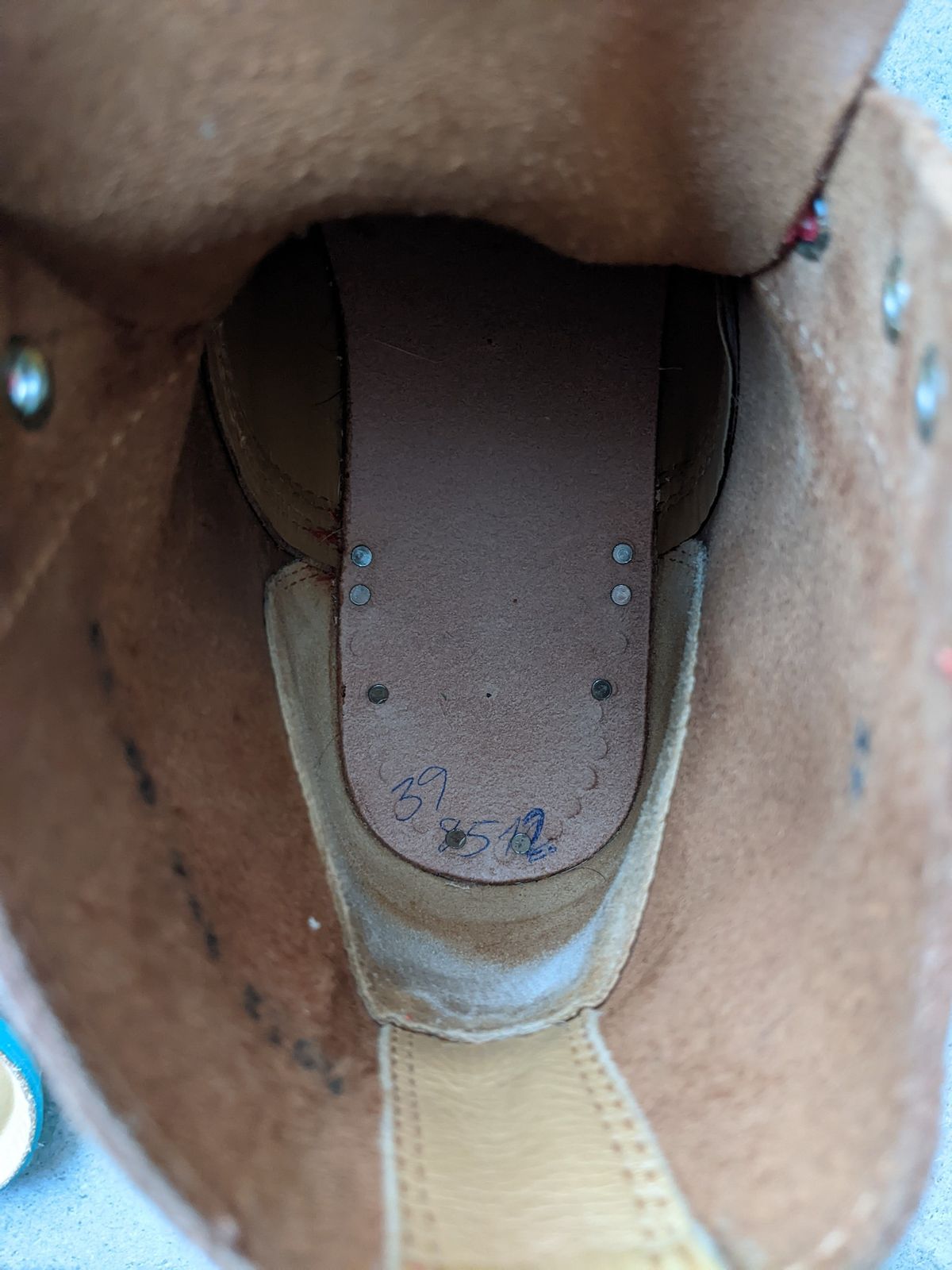 Photo by Rt on October 4, 2025 of the Urban Shepherd Country in Hand-buffed Portuguese top-grain Cowhide Leather, 2,2mm thick.