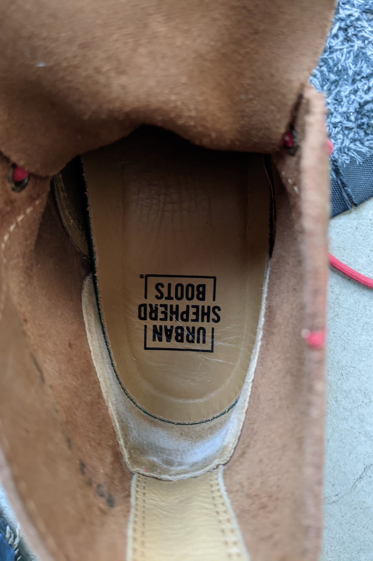 Photo by Rt on October 4, 2025 of the Urban Shepherd Country in Hand-buffed Portuguese top-grain Cowhide Leather, 2,2mm thick.