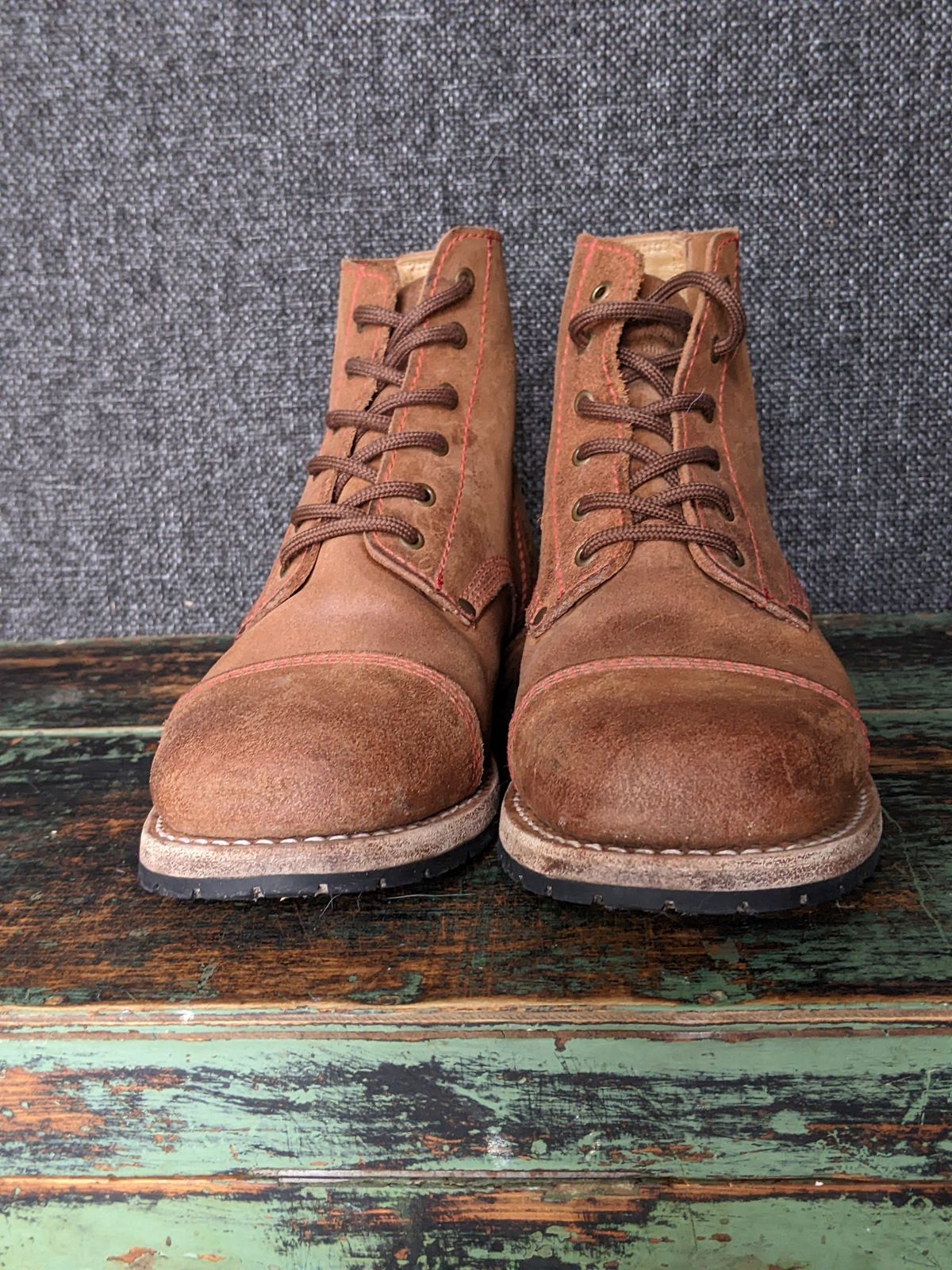 Photo by Rt on November 2, 2025 of the Urban Shepherd Country in Hand-buffed Portuguese top-grain Cowhide Leather, 2,2mm thick.