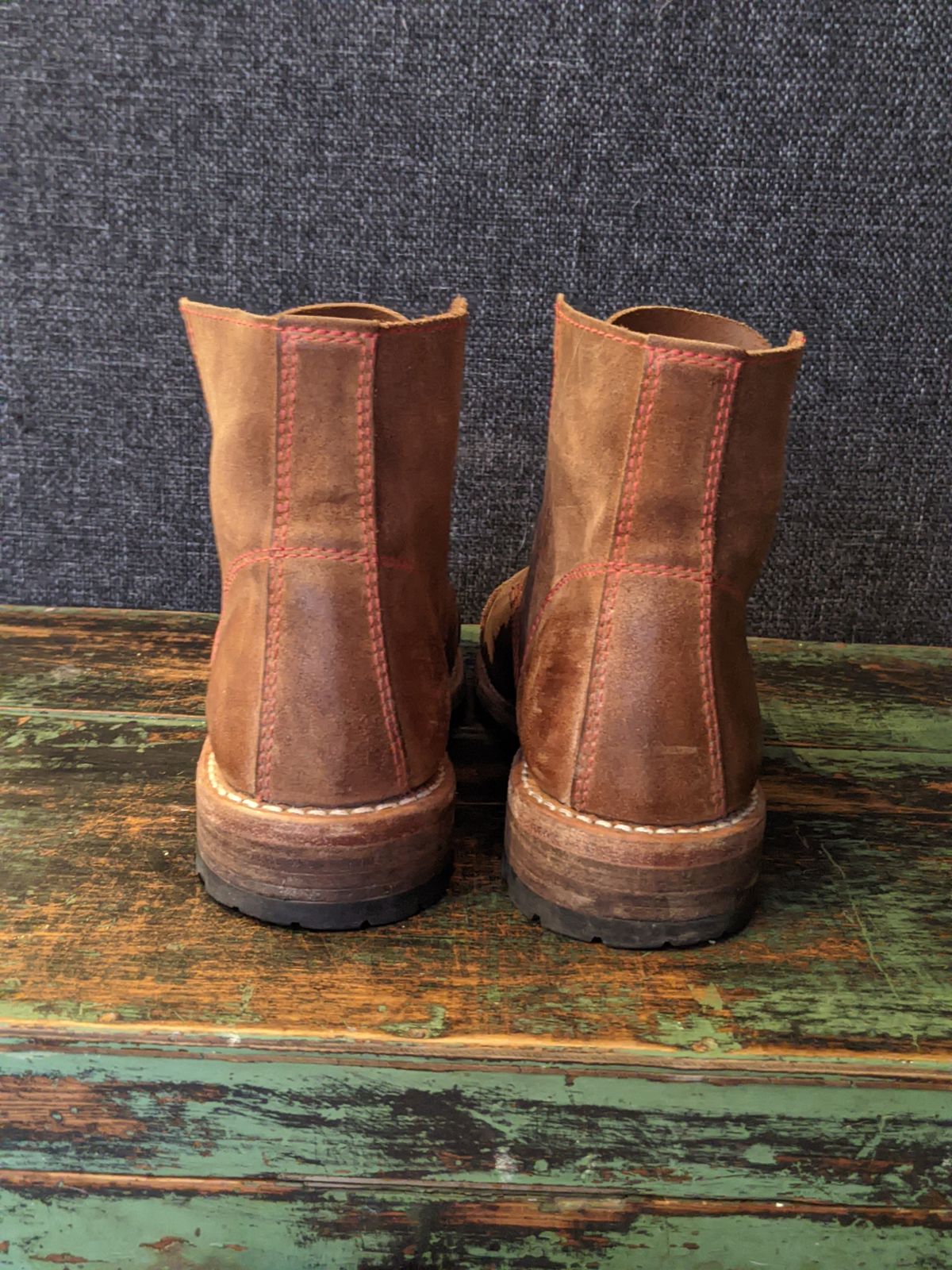 Photo by Rt on December 3, 2025 of the Urban Shepherd Country in Hand-buffed Portuguese top-grain Cowhide Leather, 2,2mm thick.