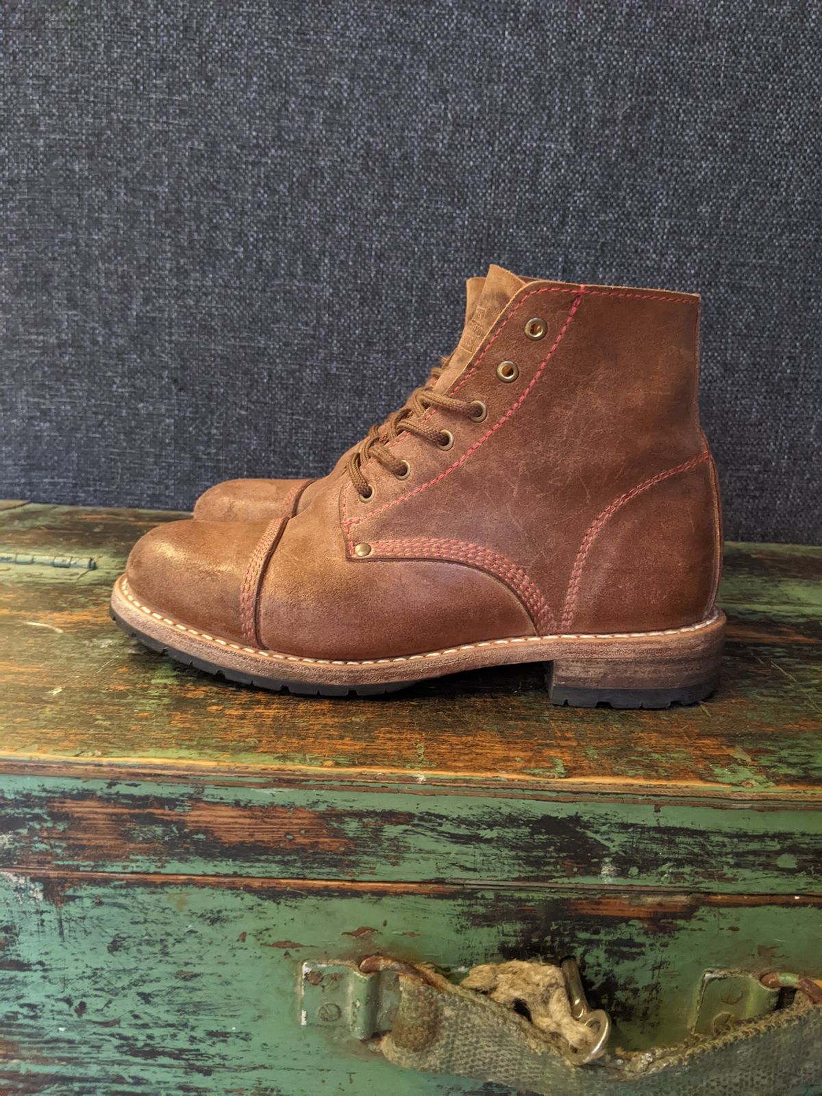 Photo by Rt on December 3, 2025 of the Urban Shepherd Country in Hand-buffed Portuguese top-grain Cowhide Leather, 2,2mm thick.