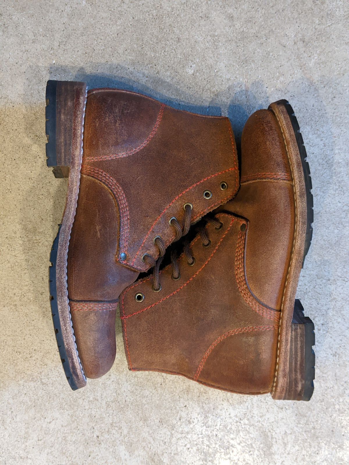 Photo by Rt on December 3, 2025 of the Urban Shepherd Country in Hand-buffed Portuguese top-grain Cowhide Leather, 2,2mm thick.