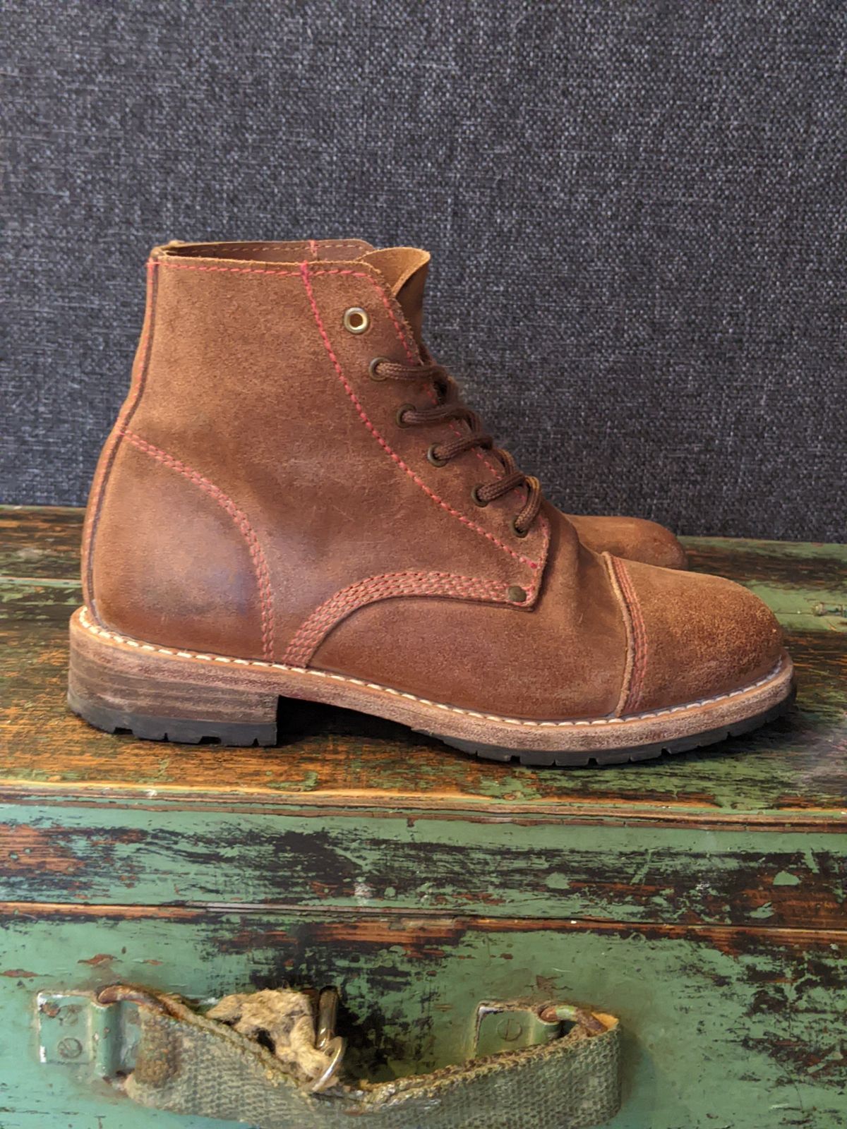 Photo by Rt on December 3, 2025 of the Urban Shepherd Country in Hand-buffed Portuguese top-grain Cowhide Leather, 2,2mm thick.