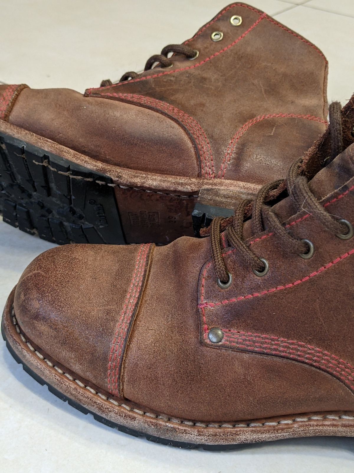 Photo by Rt on February 9, 2026 of the Urban Shepherd Country in Hand-buffed Portuguese top-grain Cowhide Leather, 2,2mm thick.