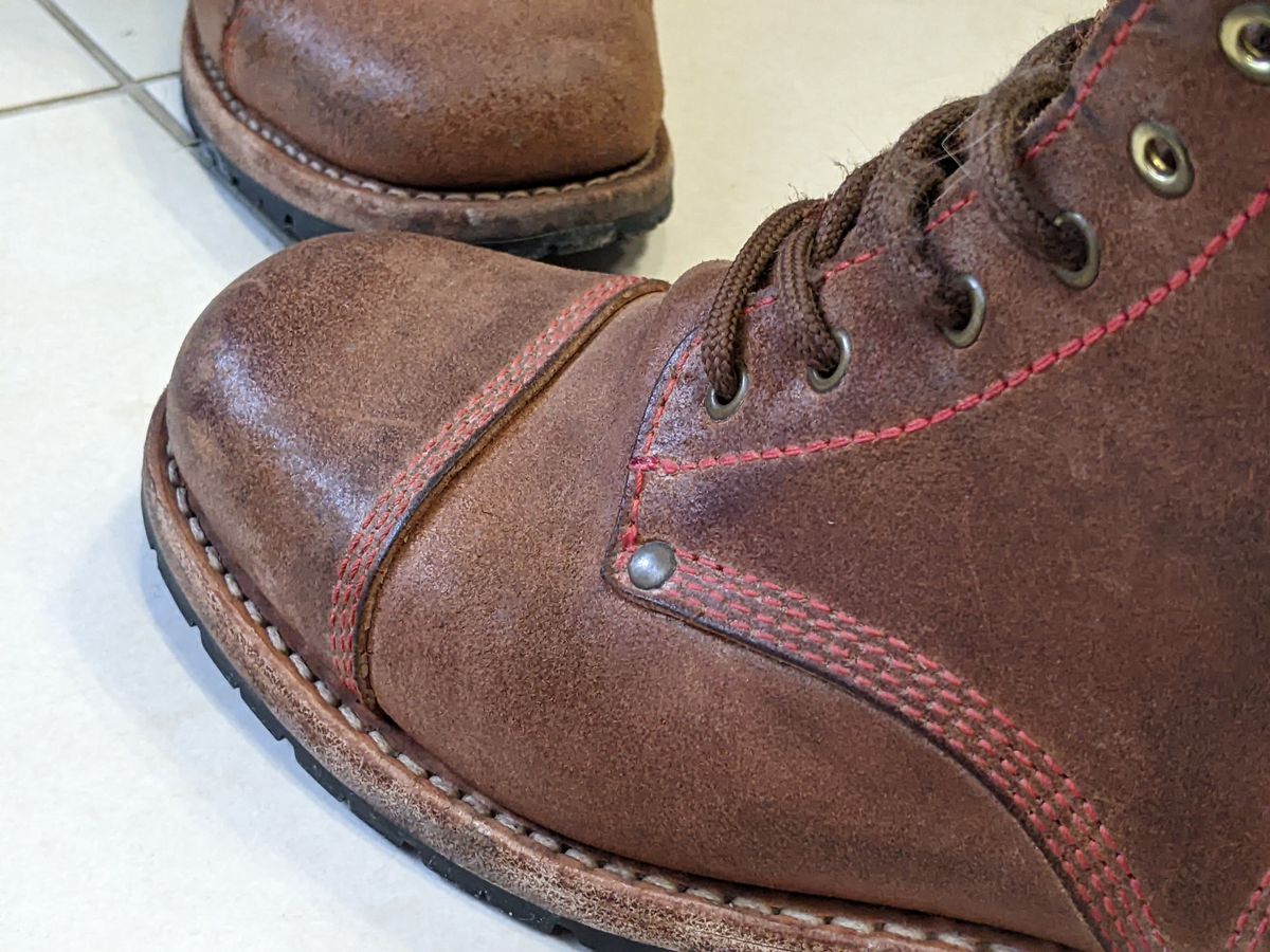 Photo by Rt on February 9, 2026 of the Urban Shepherd Country in Hand-buffed Portuguese top-grain Cowhide Leather, 2,2mm thick.