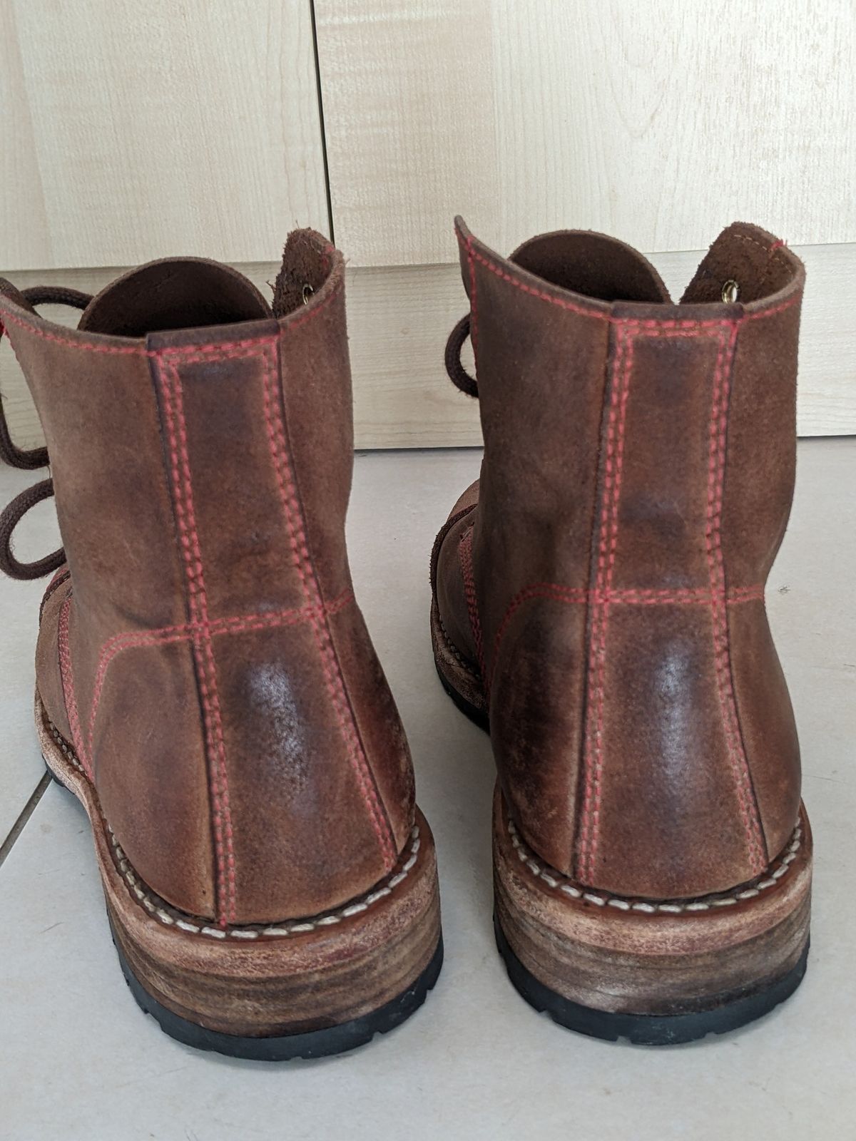 Photo by Rt on February 23, 2026 of the Urban Shepherd Country in Hand-buffed Portuguese top-grain Cowhide Leather, 2,2mm thick.