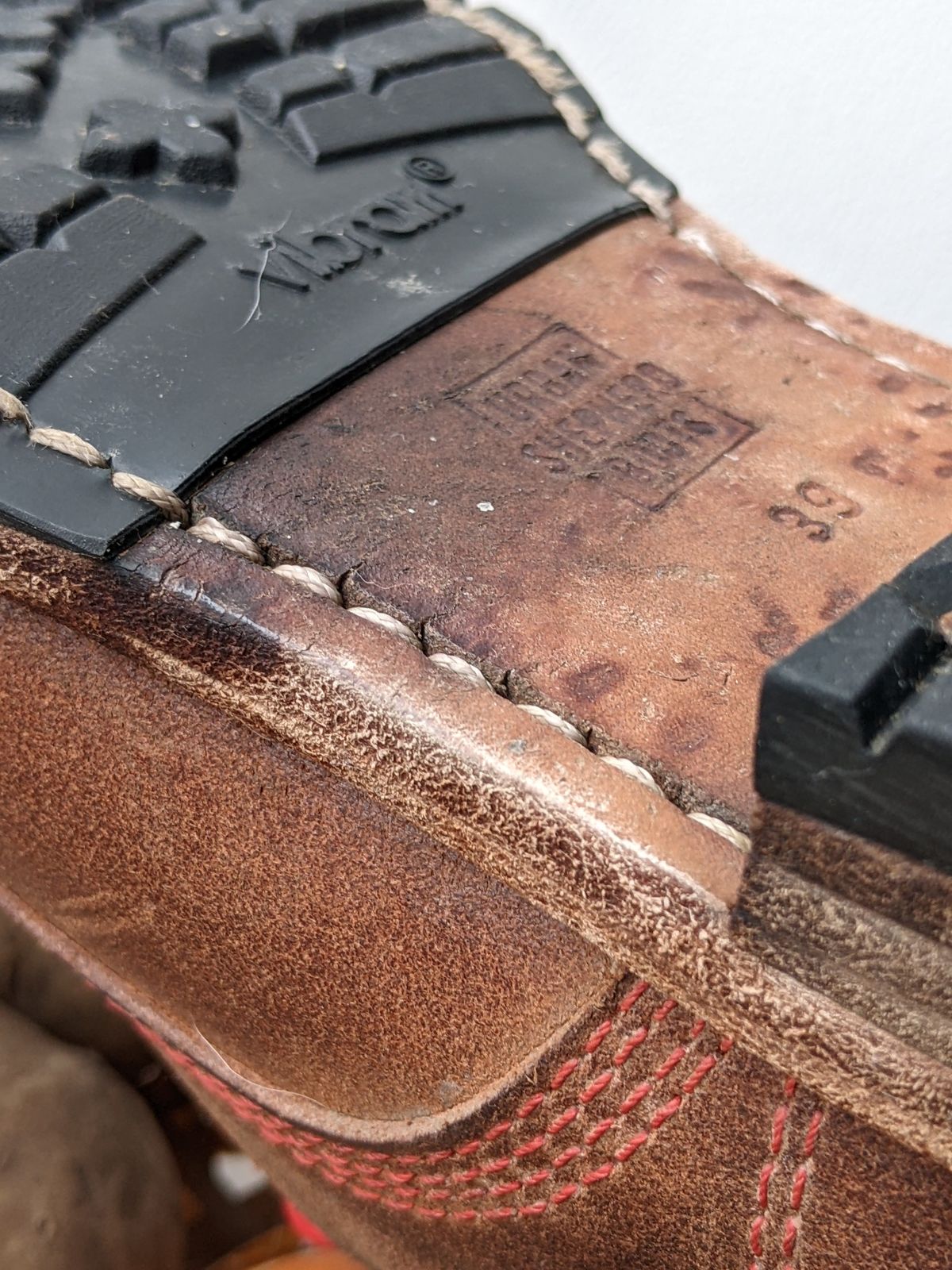 Photo by Rt on March 2, 2026 of the Urban Shepherd Country in Hand-buffed Portuguese top-grain Cowhide Leather, 2,2mm thick.