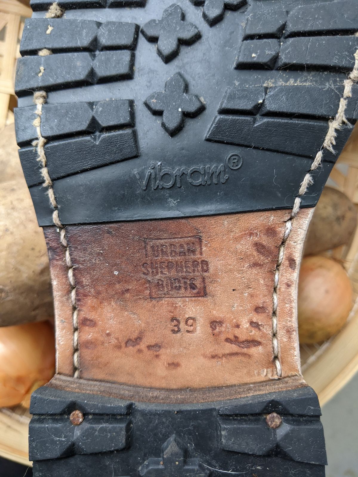 Photo by Rt on March 2, 2026 of the Urban Shepherd Country in Hand-buffed Portuguese top-grain Cowhide Leather, 2,2mm thick.