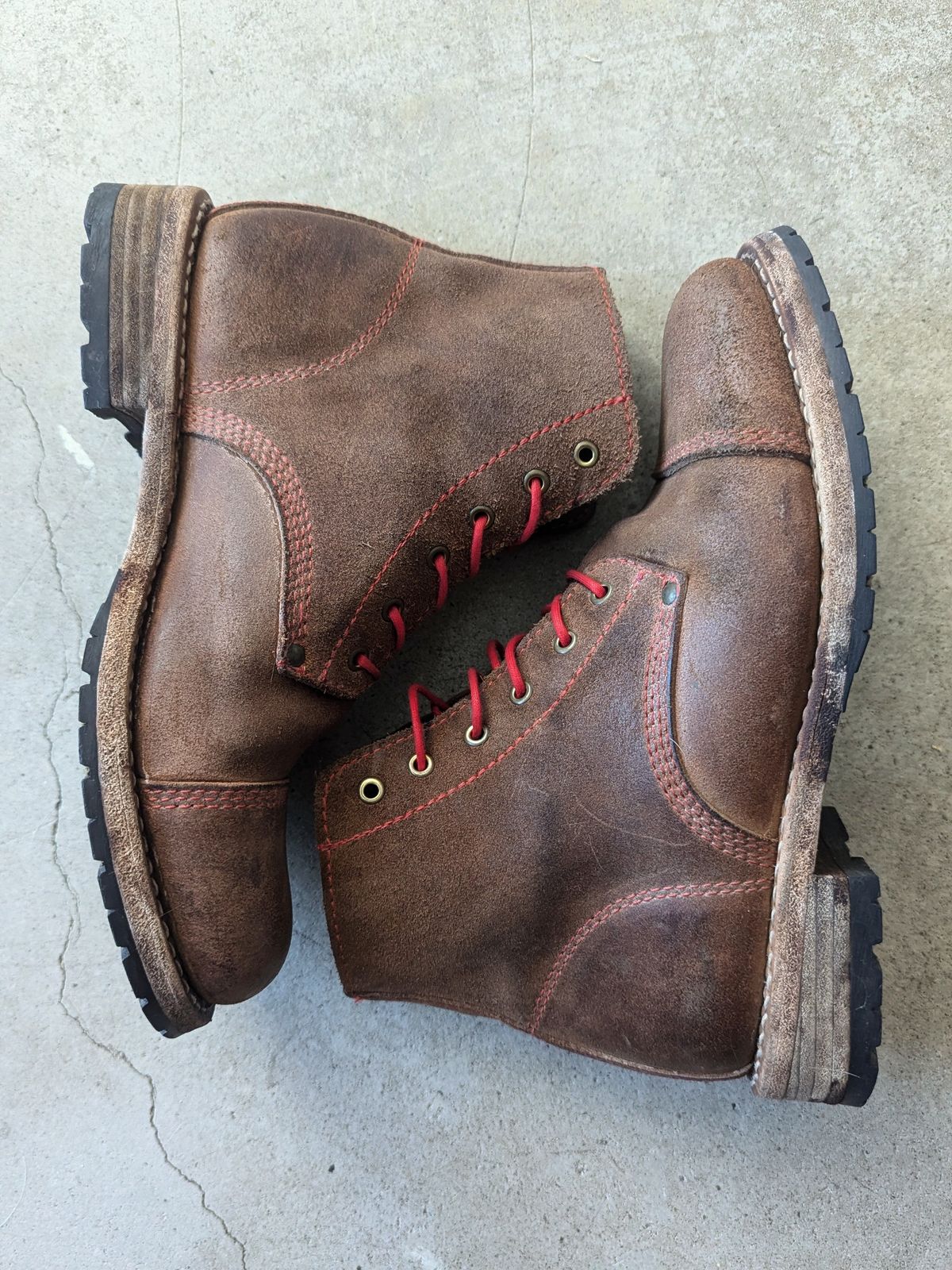 Photo by Rt on March 5, 2026 of the Urban Shepherd Country in Hand-buffed Portuguese top-grain Cowhide Leather, 2,2mm thick.