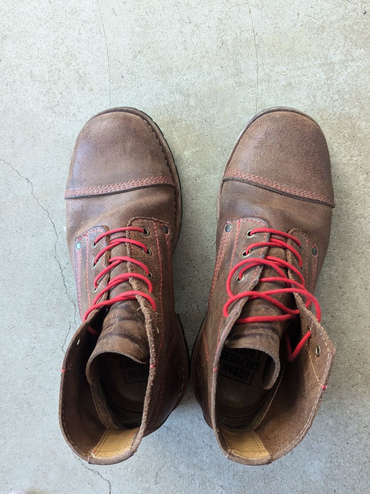 Photo by Rt on March 5, 2026 of the Urban Shepherd Country in Hand-buffed Portuguese top-grain Cowhide Leather, 2,2mm thick.