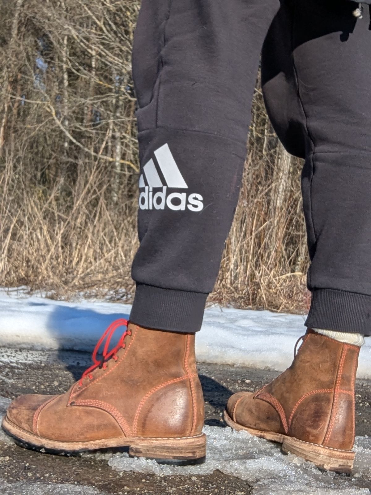 Photo by Rt on March 5, 2026 of the Urban Shepherd Country in Hand-buffed Portuguese top-grain Cowhide Leather, 2,2mm thick.