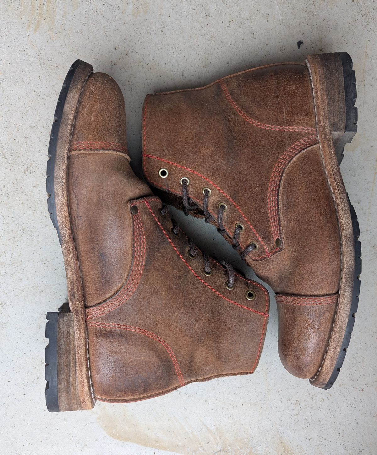 Photo by Rt on April 3, 2026 of the Urban Shepherd Country in Hand-buffed Portuguese top-grain Cowhide Leather, 2,2mm thick.