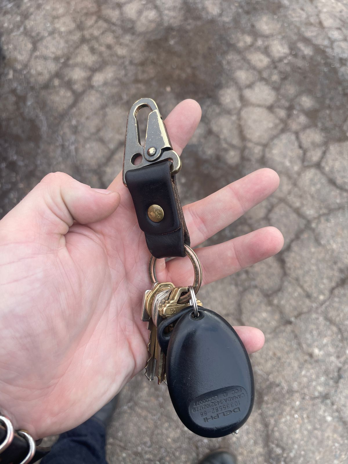Photo by cmyyg on April 24, 2025 of the Popov Leather Leather Clip Keychain in Full Grain Leather.