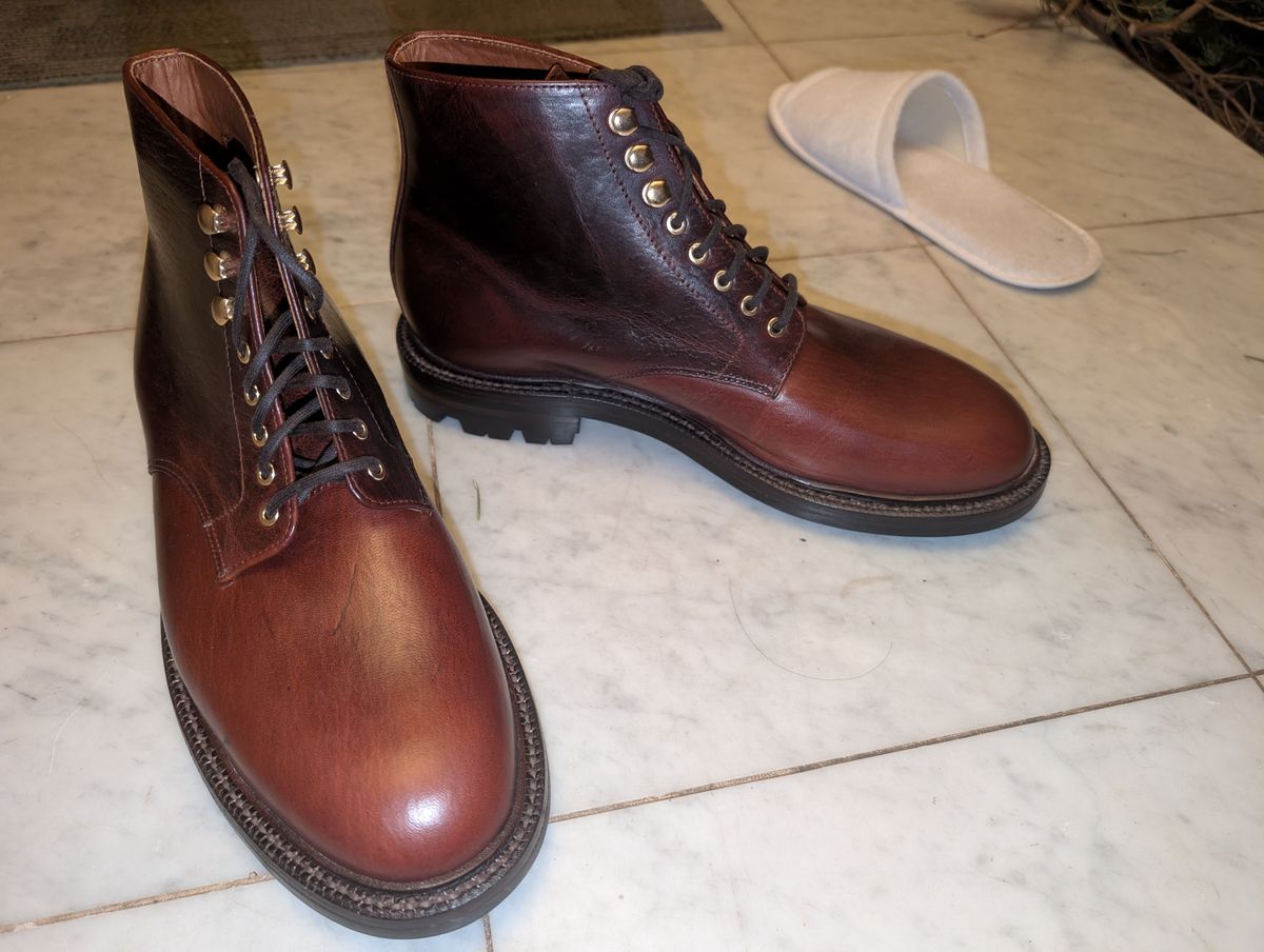 Photo by Ztephen on December 22, 2025 of the Grant Stone Edward Boot in Gallun / Red Denali Stag.