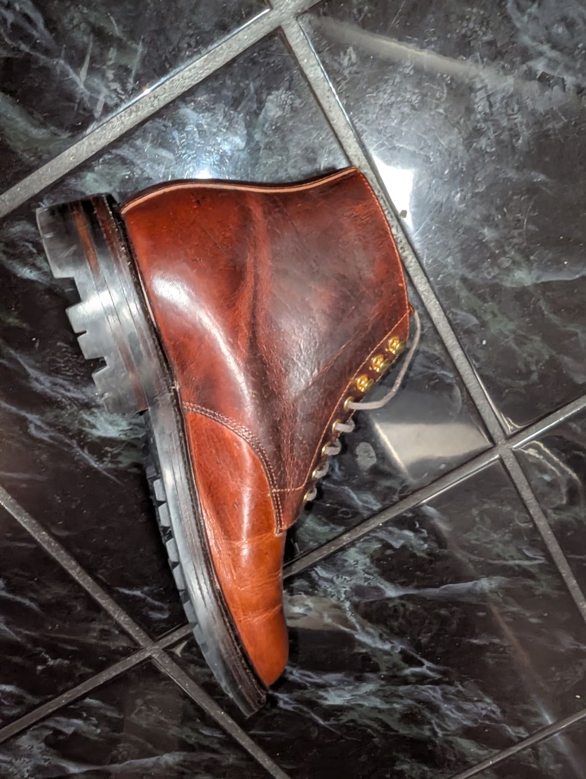 Photo by Ztephen on December 22, 2025 of the Grant Stone Edward Boot in Gallun / Red Denali Stag.