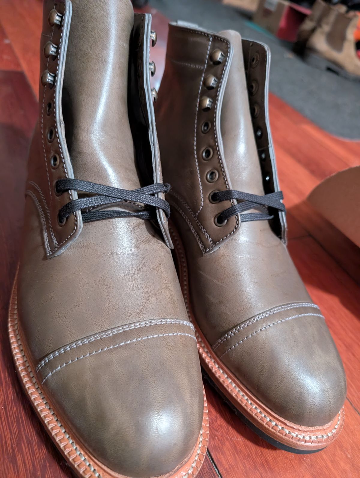 Photo by Ztephen on January 3, 2026 of the Parkhurst The Richmond in Maryam Graphite Horsebutt.