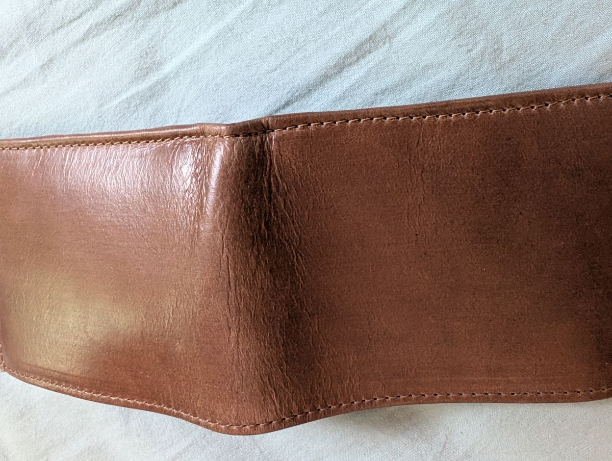 Photo by Ztephen on December 22, 2025 of the Thursday Thursday/Bifold Wallet in Horween Natural Chromexcel.