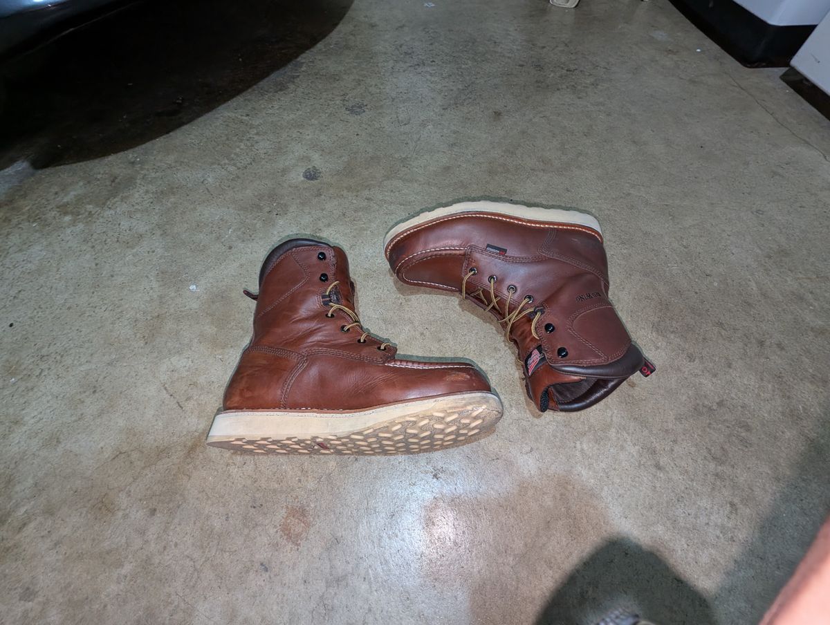 Photo by Ztephen on December 30, 2025 of the Red Wing Red wing/411 in Sb Foot Brown.