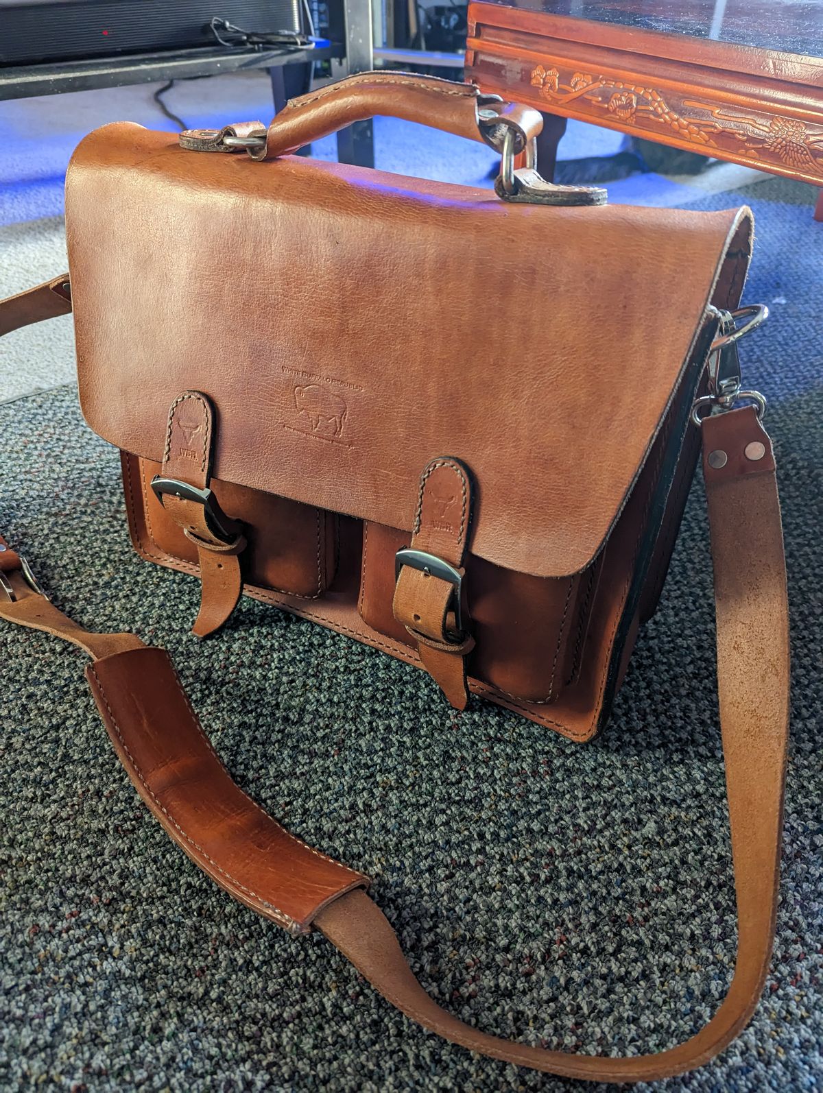 Photo by DrRyukin on March 31, 2023 of the White Buffalo Republic Thayne Briefcase in Unknown Natural Veg Tan.