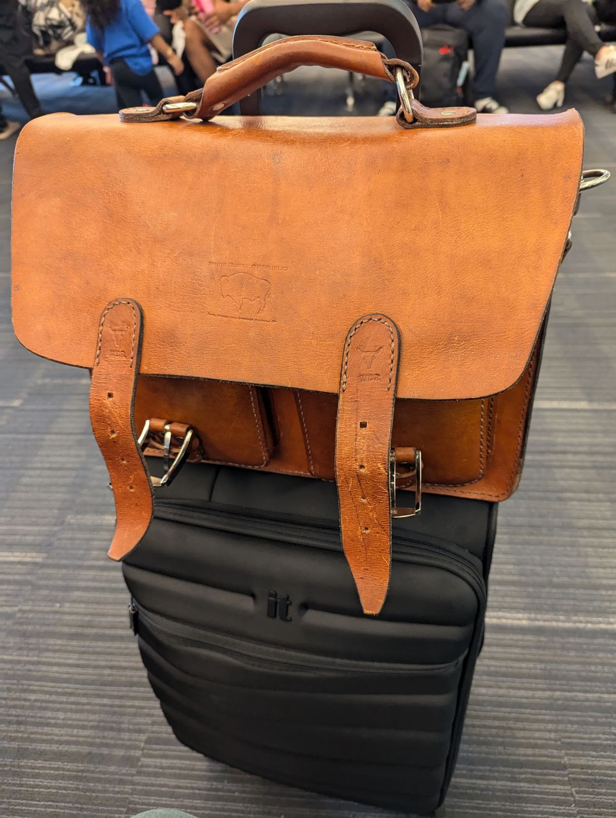 Photo by DrRyukin on September 20, 2024 of the White Buffalo Republic Thayne Briefcase in Unknown Natural Veg Tan.