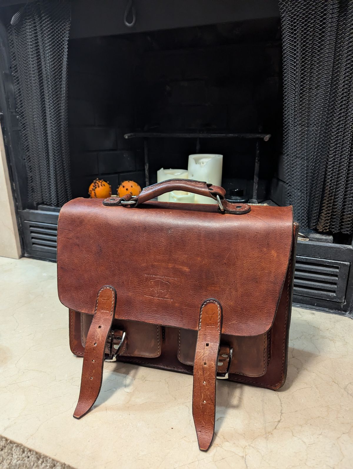 Photo by DrRyukin on January 20, 2025 of the White Buffalo Republic Thayne Briefcase in Unknown Natural Veg Tan.