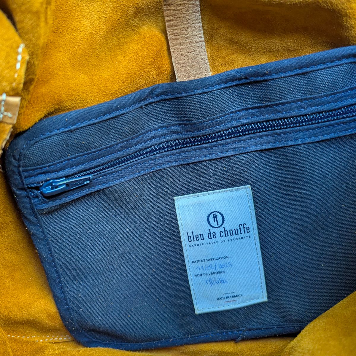 Photo by DrRyukin on May 9, 2026 of the Bleu de Chauffe Fisherman's Musette Small in Suede Ochre.