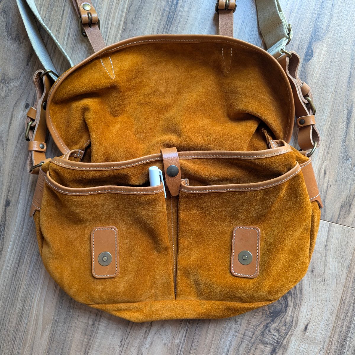 Photo by DrRyukin on May 9, 2026 of the Bleu de Chauffe Fisherman's Musette Small in Suede Ochre.