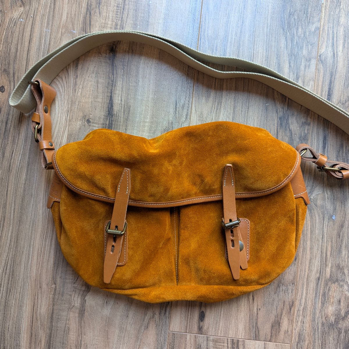 Photo by DrRyukin on May 9, 2026 of the Bleu de Chauffe Fisherman's Musette Small in Suede Ochre.
