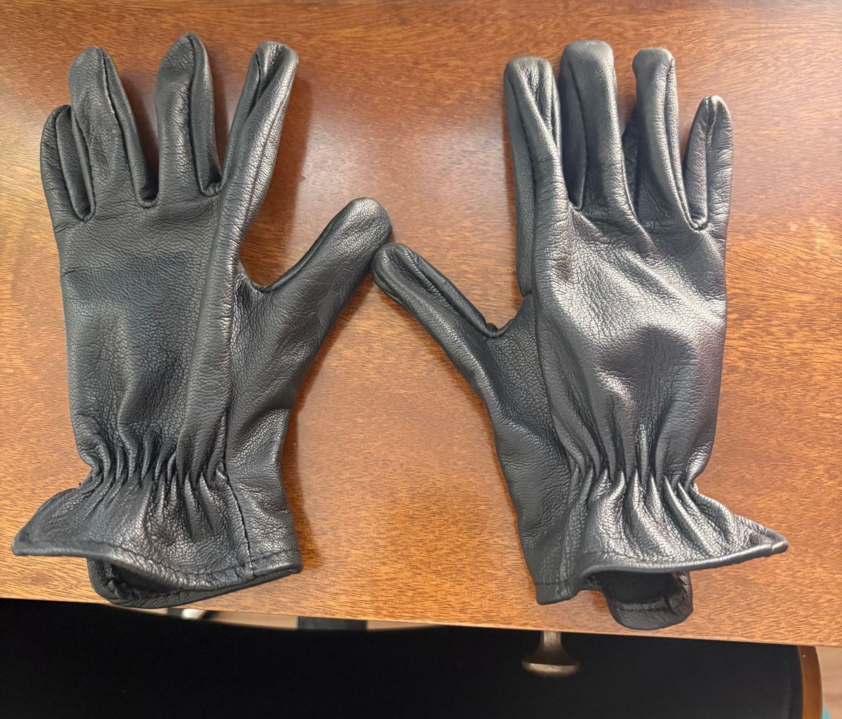 Photo by MattKadowaki on March 6, 2025 of the Sullivan Glove Co. Goat Roper in Black Goat Leather.