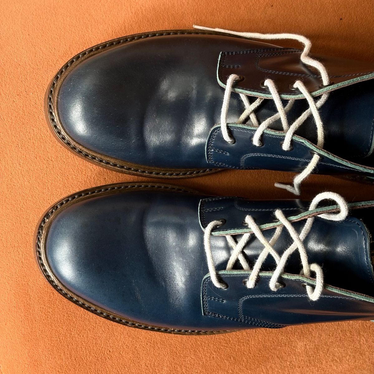 Photo by pedrov on September 28, 2025 of the John Lofgren The Steadfast Chukka Boots in Shinki Deep Blue Shell Cordovan.