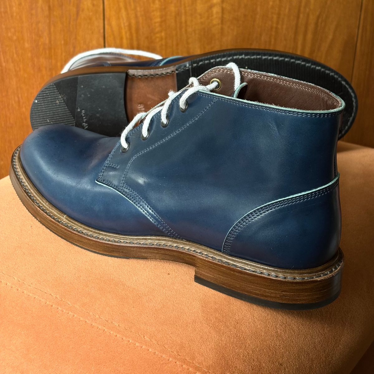 Photo by pedrov on September 28, 2025 of the John Lofgren The Steadfast Chukka Boots in Shinki Deep Blue Shell Cordovan.