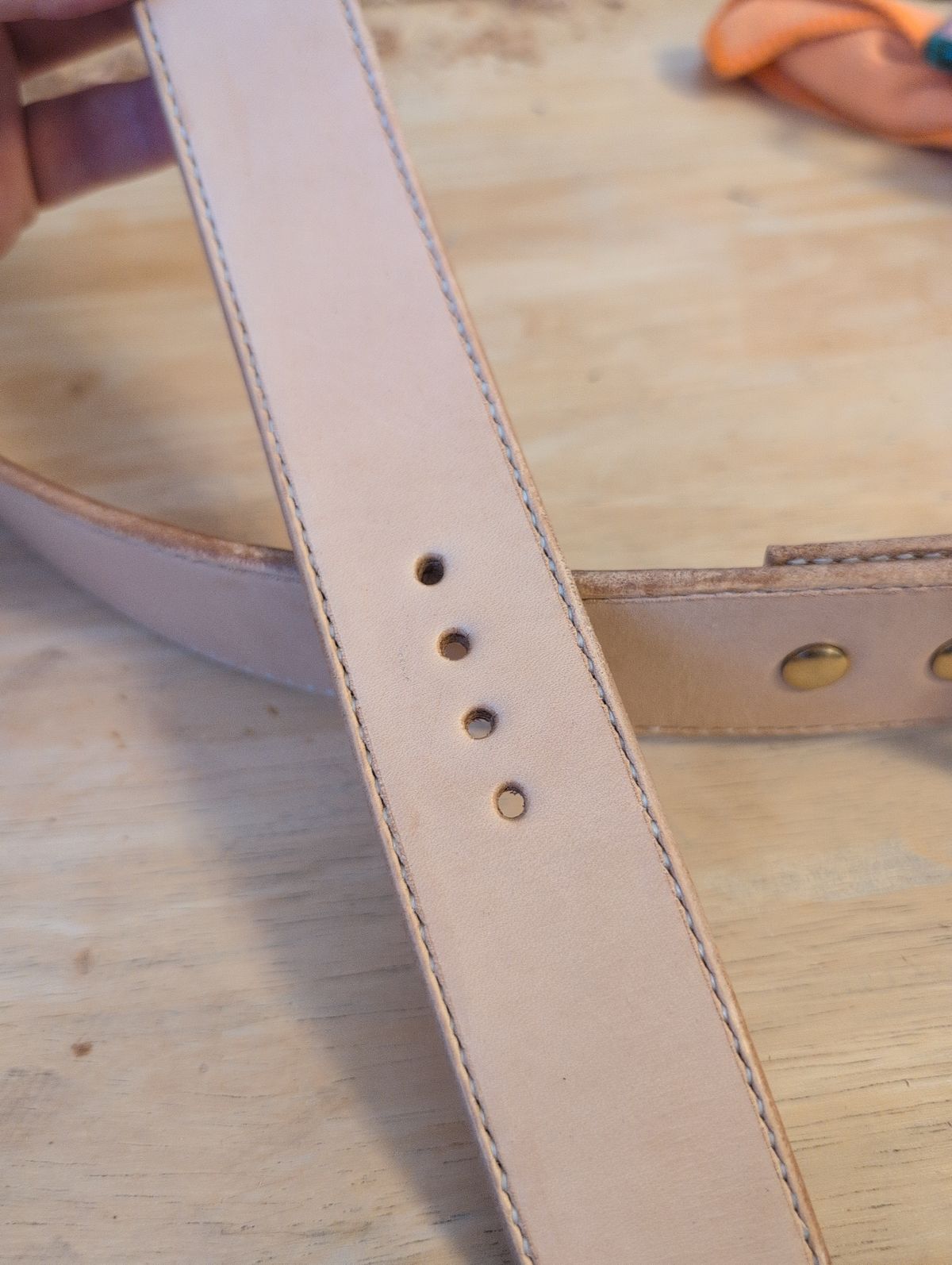 Photo by film_raine on September 25, 2025 of the Self-Made Belt in Hermann Oak Natural Veg Tan.