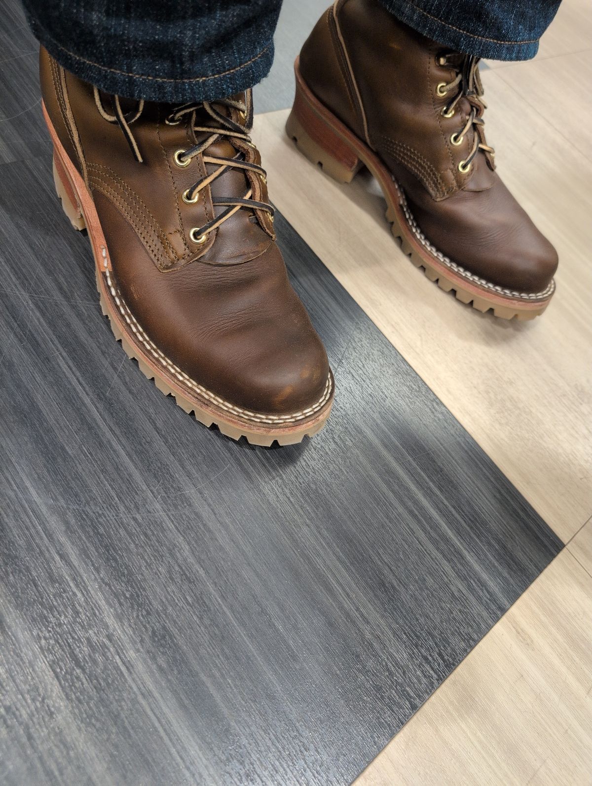 Photo by film_raine on October 17, 2025 of the Nicks Urban Logger in Shackleton Cognac.