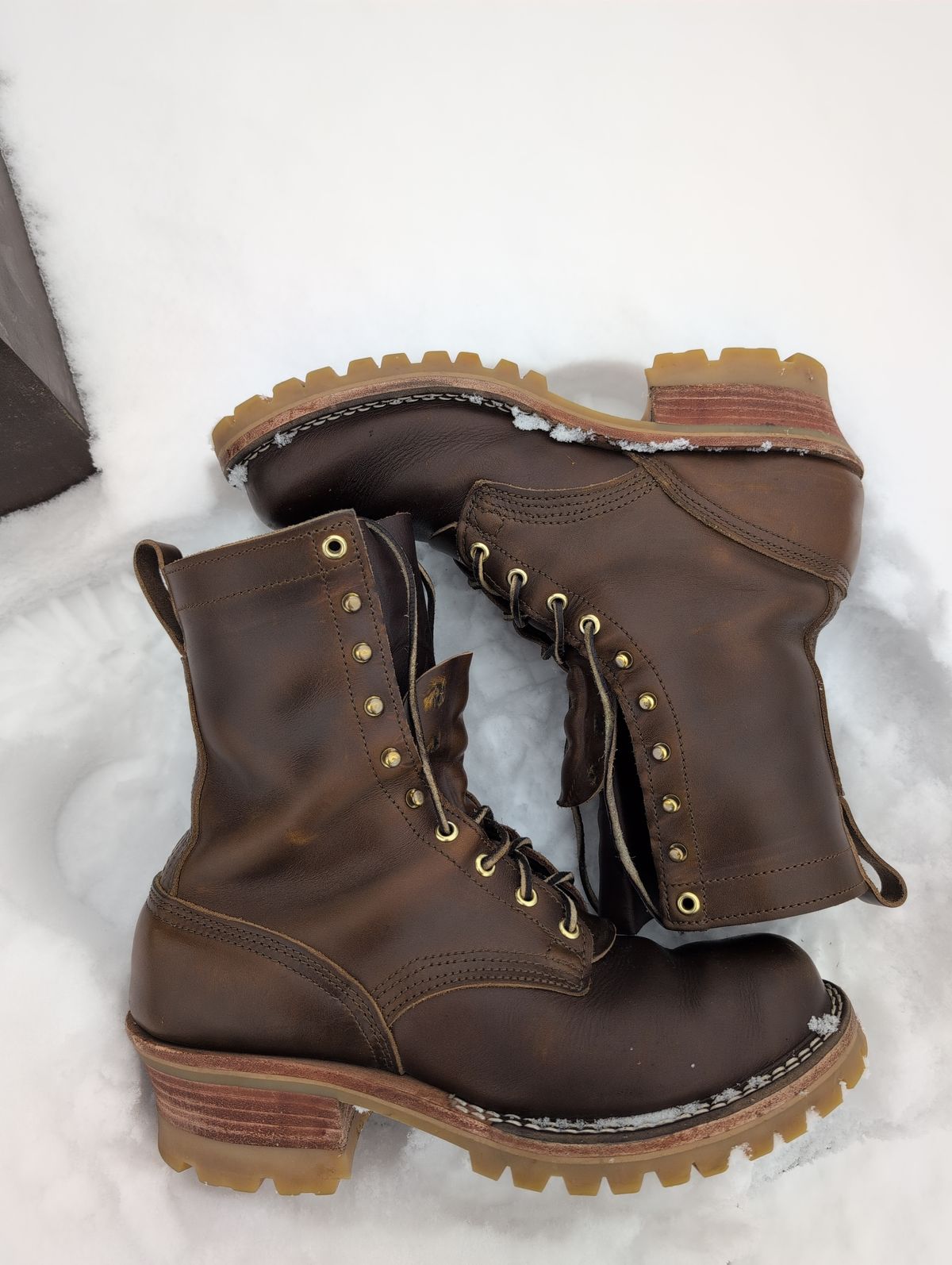 Photo by film_raine on December 2, 2025 of the Nicks Urban Logger in Shackleton Cognac.