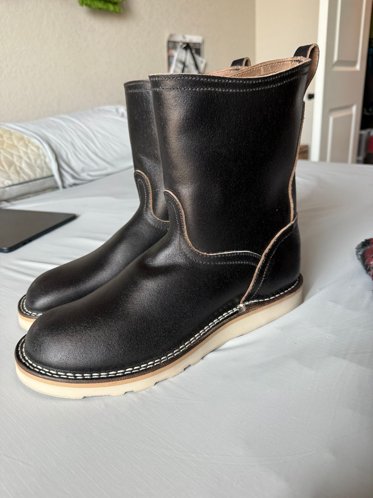 Photo by ShutUpBubi on February 25, 2026 of the Nicks Wellington 365 in Horween Black Waxed Flesh.