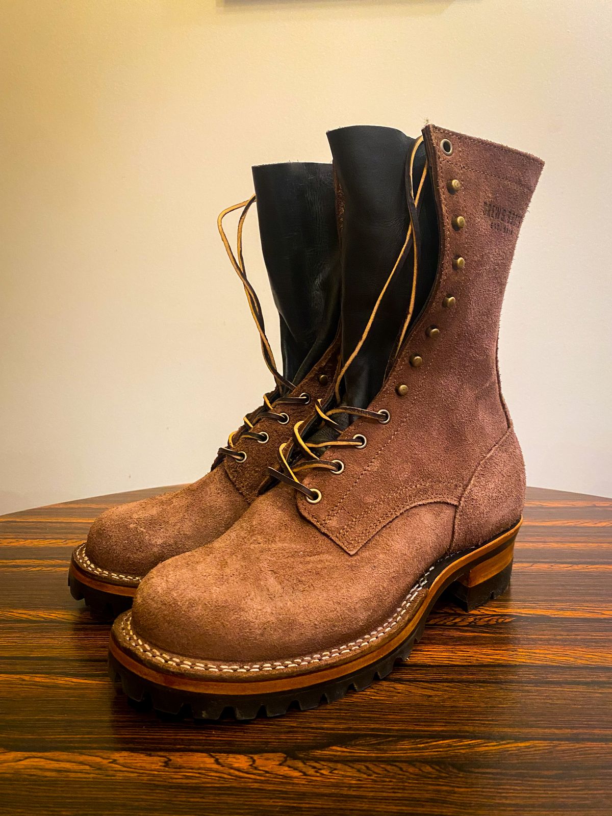 Photo by BragiGG on May 3, 2024 of the Drew's Boots 10-inch Loggers in Brown Roughout.