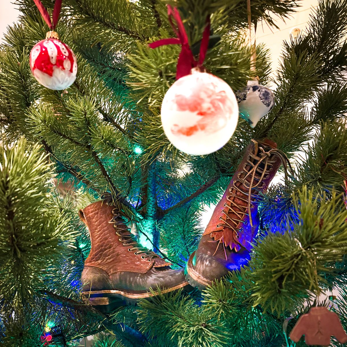 Photo by BragiGG on January 5, 2026 of the Drew's Boots 8-Inch Logger in Bison Congnac / Brown roughout.