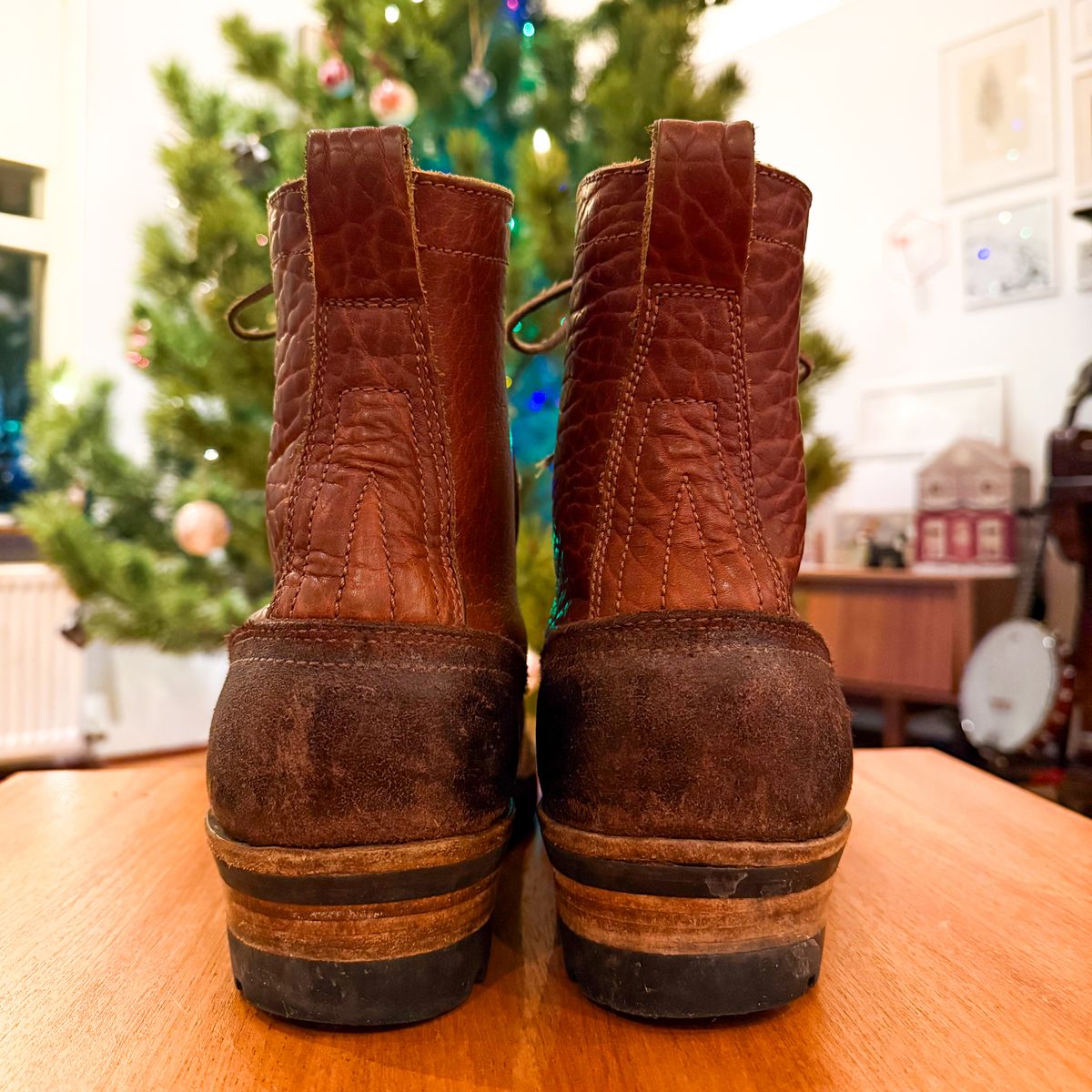 Photo by BragiGG on January 5, 2026 of the Drew's Boots 8-Inch Logger in Bison Congnac / Brown roughout.