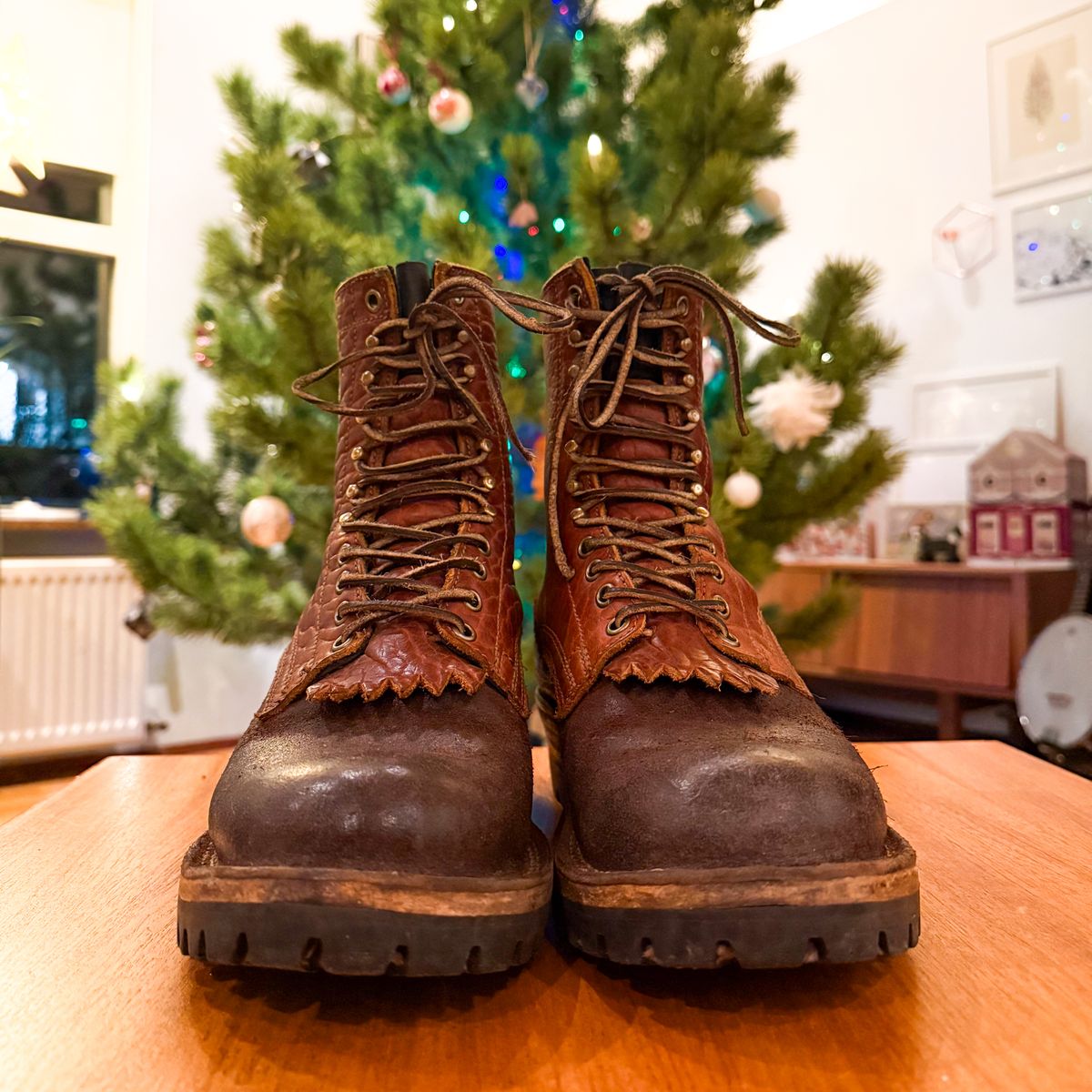 Photo by BragiGG on January 5, 2026 of the Drew's Boots 8-Inch Logger in Bison Congnac / Brown roughout.