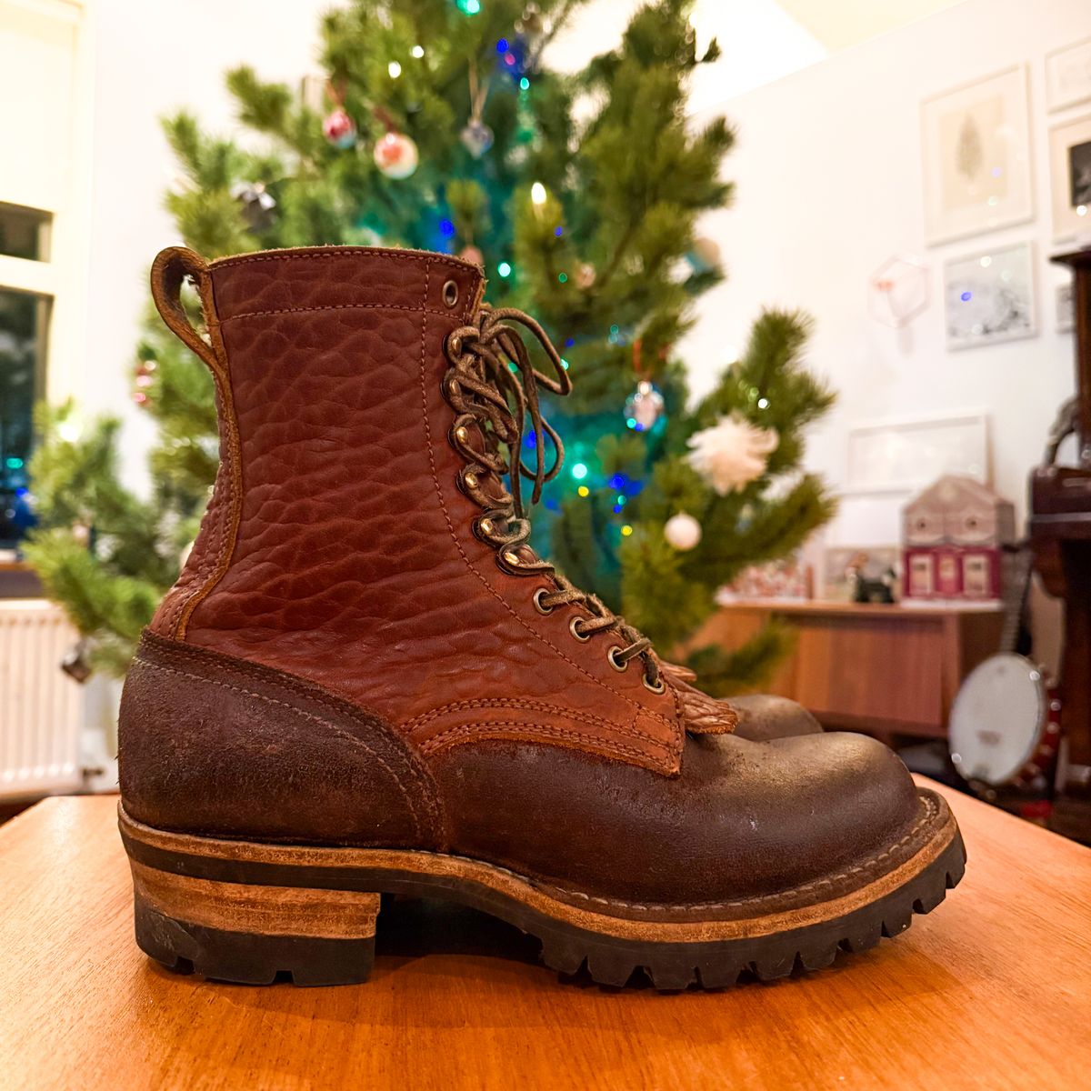 Photo by BragiGG on January 5, 2026 of the Drew's Boots 8-Inch Logger in Bison Congnac / Brown roughout.
