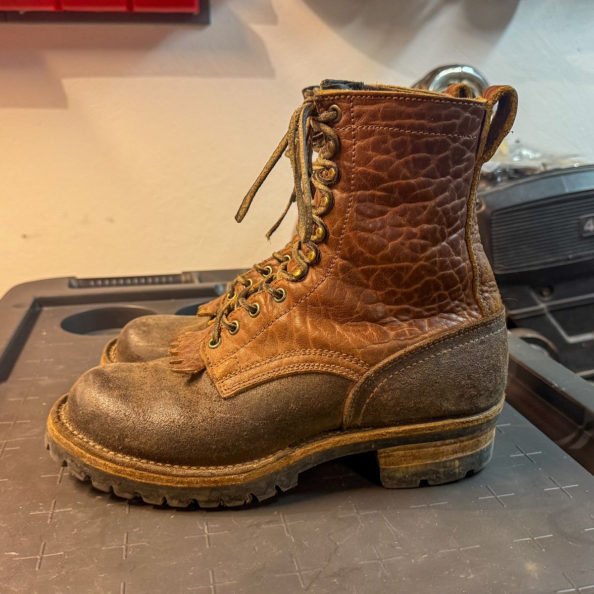 Photo by BragiGG on February 5, 2026 of the Drew's Boots 8-Inch Logger in Bison Congnac / Brown roughout.