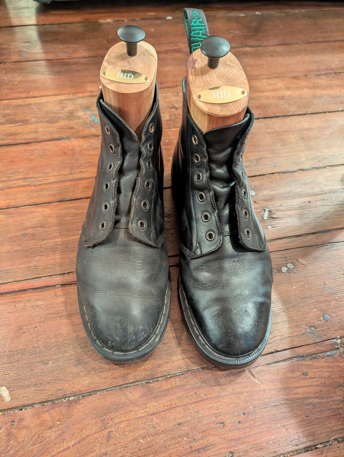 Photo by iosist on February 21, 2025 of the Solovair Astronaut Boot in Black Greasy.