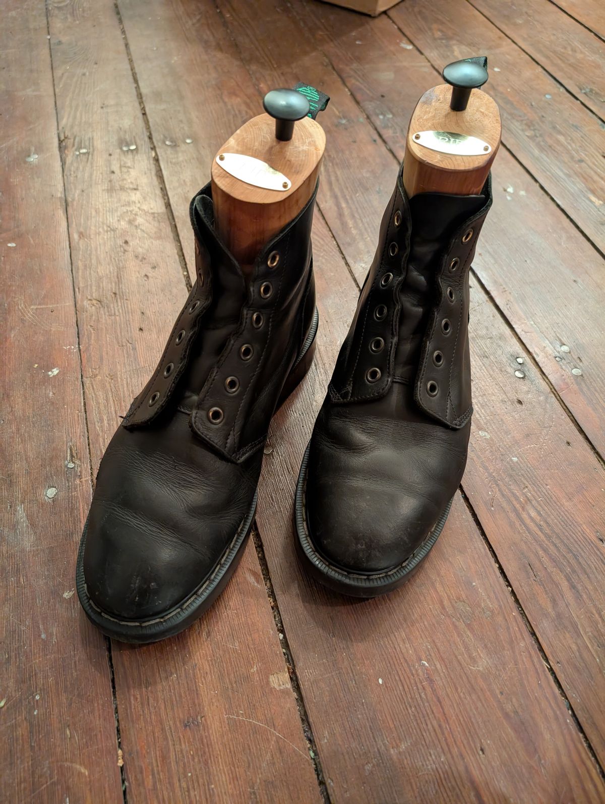 Photo by iosist on February 21, 2025 of the Solovair Astronaut Boot in Black Greasy.