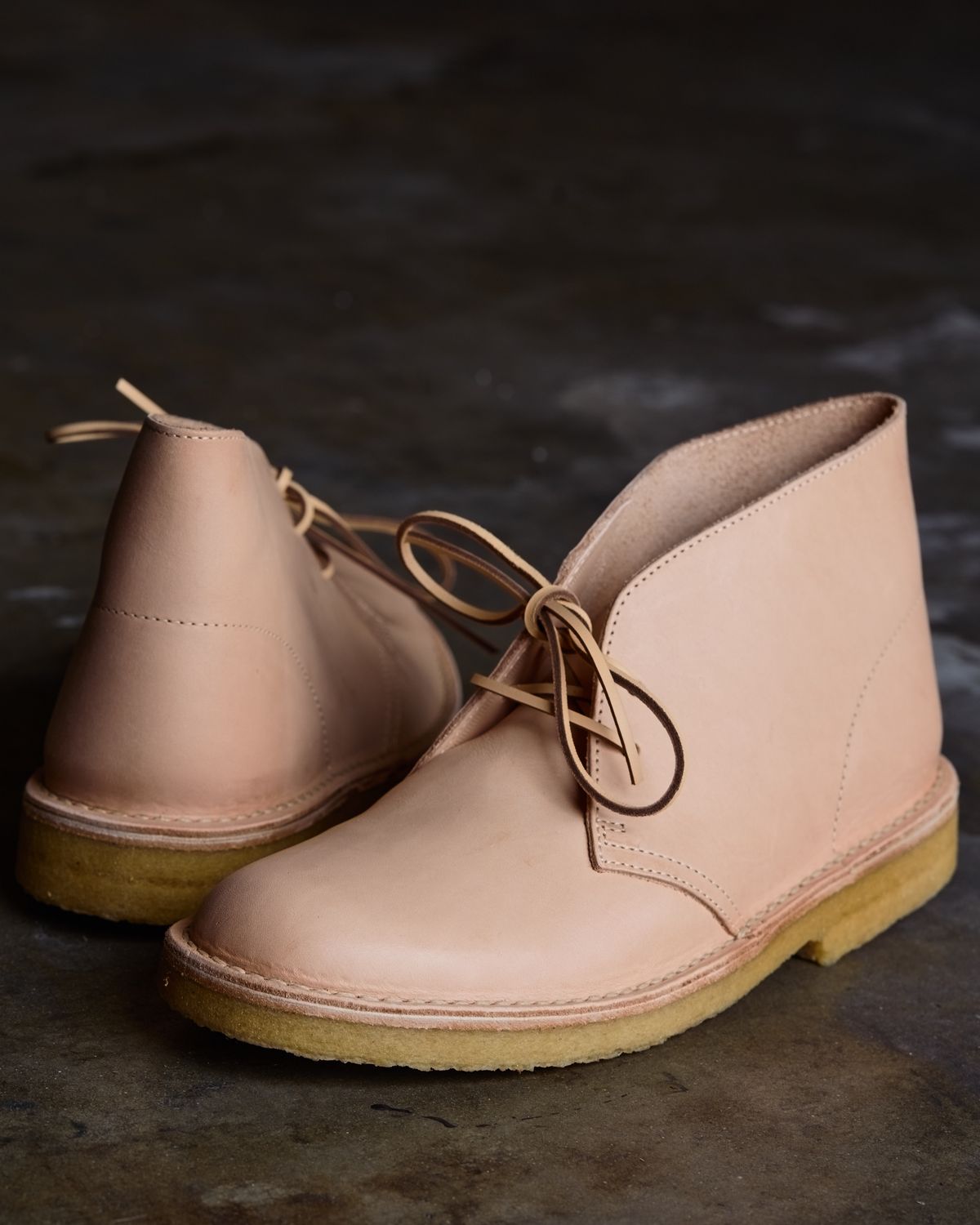 Photo by SighUnzips on April 25, 2025 of the Clarks Desert Boot in Unknown Natural Veg Tan.